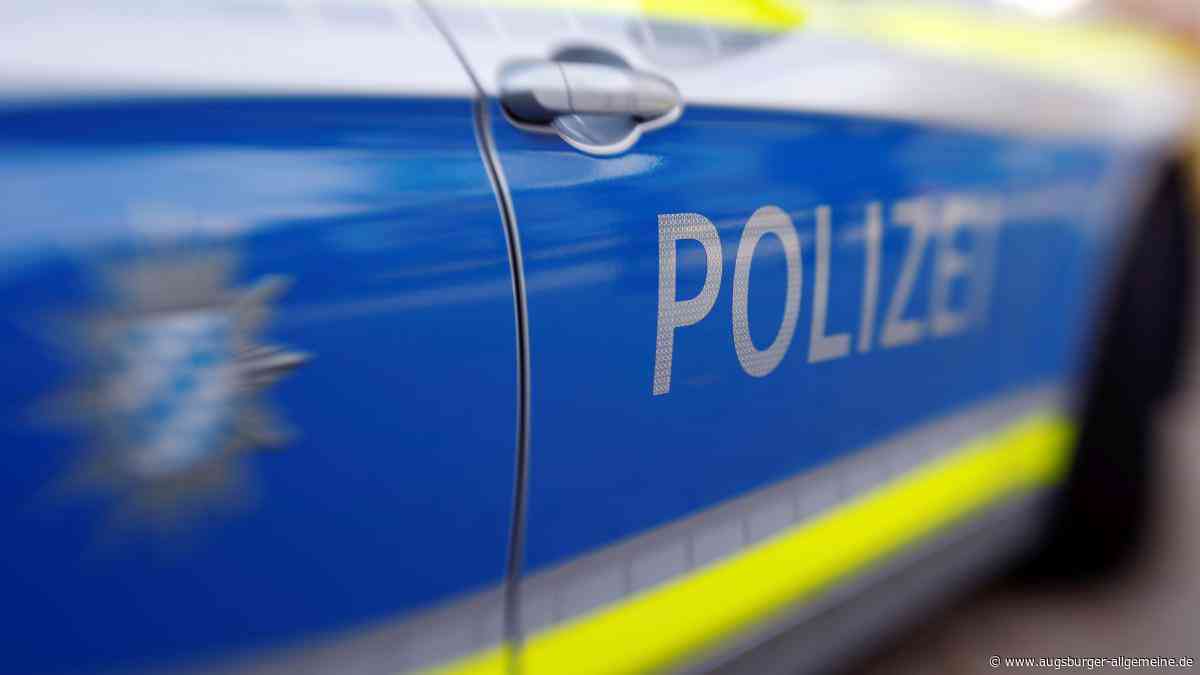 Geparktes Auto angefahren und beschädigt: Polizei bittet um Hinweise