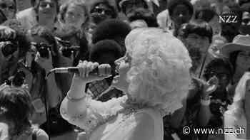 Dolly Parton: Ein Darling für die Armen und die Reichen, die Schwarzen und die Weissen, die Republikaner und die Demokraten