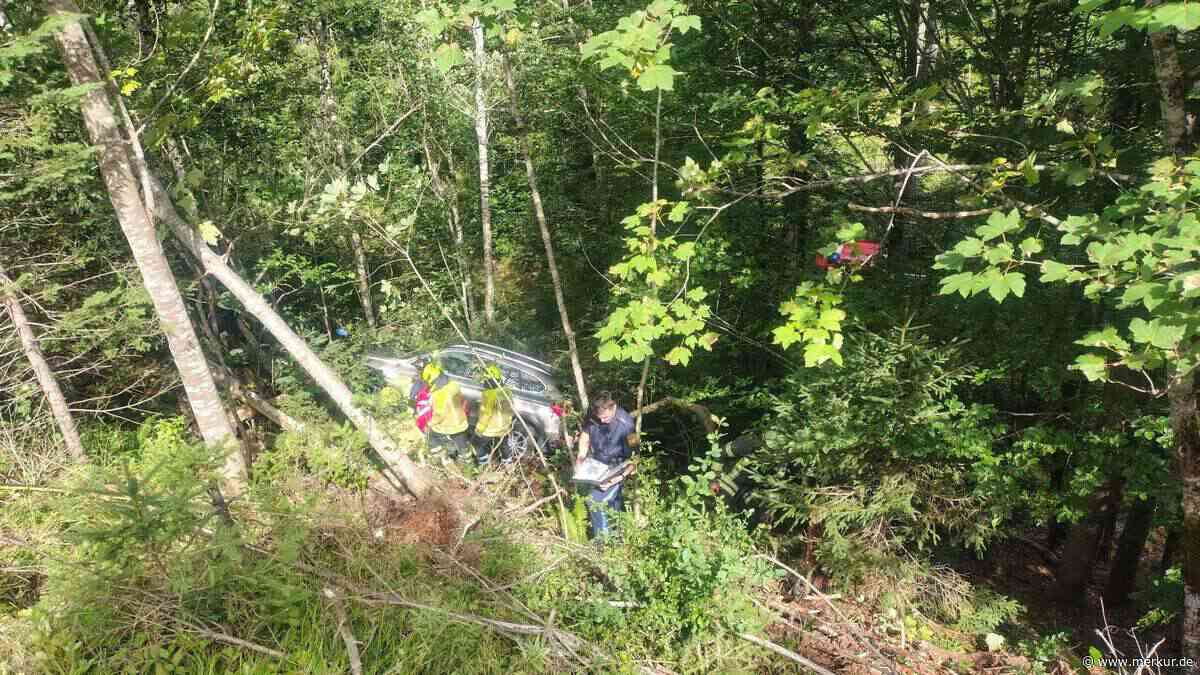 BMW rutscht über Steilhang: Vier Feuerwehren und Hubschrauber im Einsatz