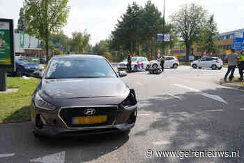 Auto en motor botsen, verkeer ondervindt hinder
