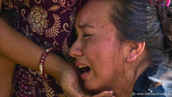 Il bambino che guarda la devastazione e le vittime trasportate sulle ruspe: le foto simbolo dell’alluvione in Nepal