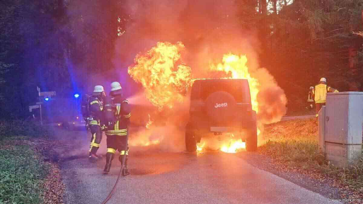 Jeep brennt komplett aus – Straße muss nachts repariert werden