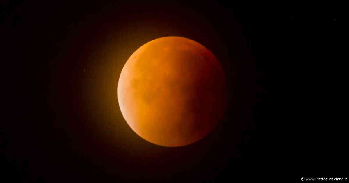Eclissi del 28 agosto, la Luna si tinge di rosso e si oscura al 96%: gli orari e le istruzioni per osservare “il terzo grande spettacolo di questo mese”