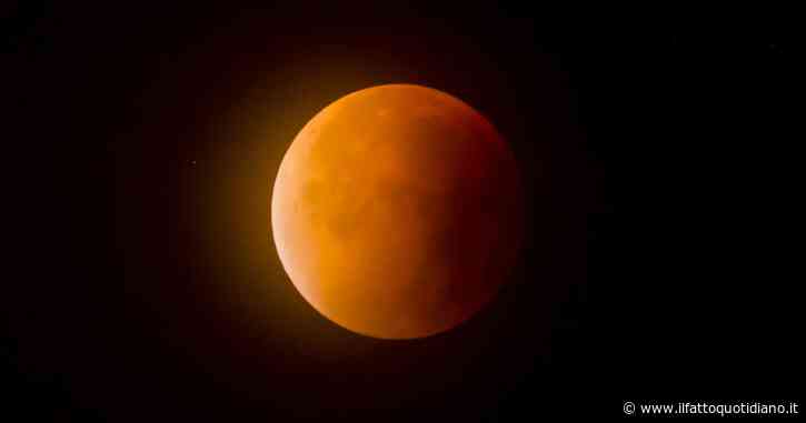 Eclissi del 28 agosto, la Luna si tinge di rosso e si oscura al 96%: gli orari e le istruzioni per osservare “il terzo grande spettacolo di questo mese”