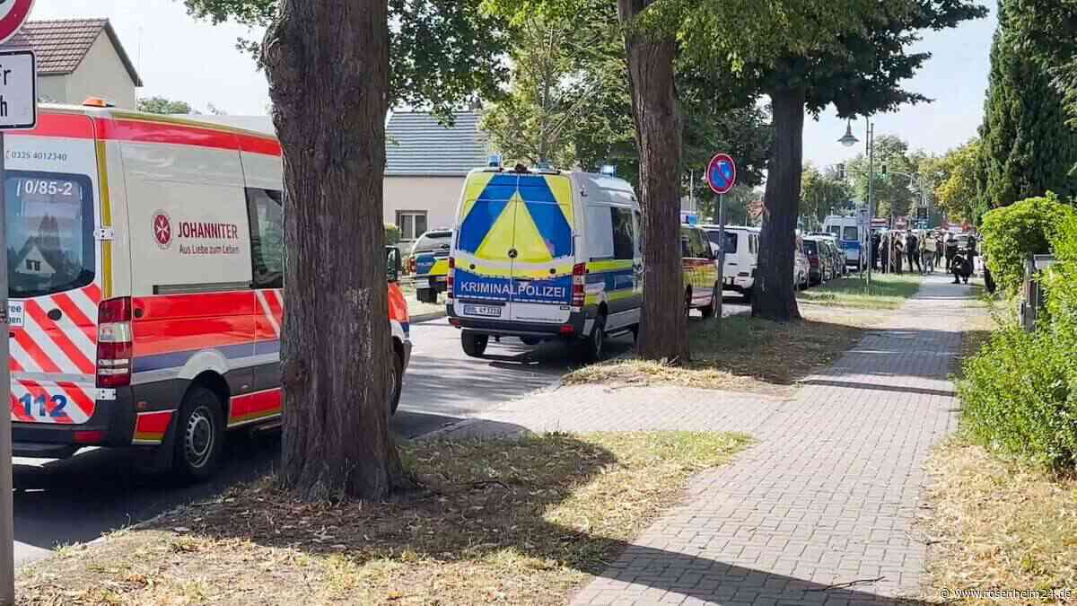 Großeinsatz an Schule in Brandenburg: zwei Tote, Mann festgenommen
