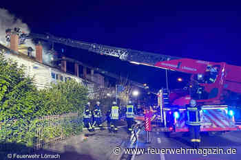 Feuer breitet sich über Dächer aus