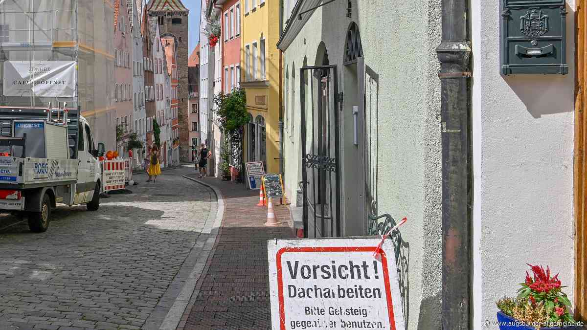 Fußgänger werden in der Alten Bergstraße vor eine knifflige Aufgabe gestellt
