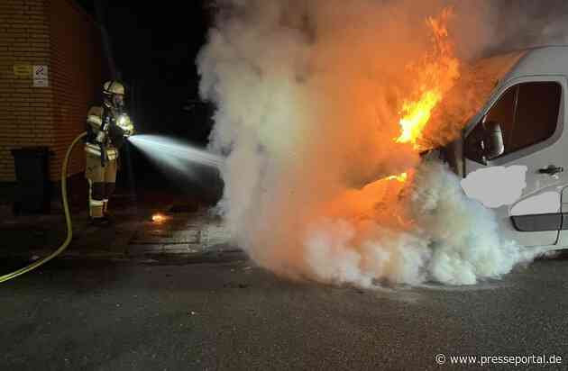 FW Bremerhaven: Brand eines Kleintransporter drohte auf Wohngebäude überzugreifen, zwei Personen gerettet.