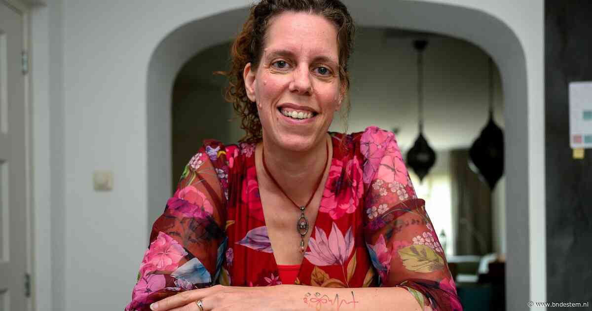 Tamara (45) viel achterover op haar hoofd en toen begon de ellende: deze tattoo geeft haar de kracht om nooit op te geven