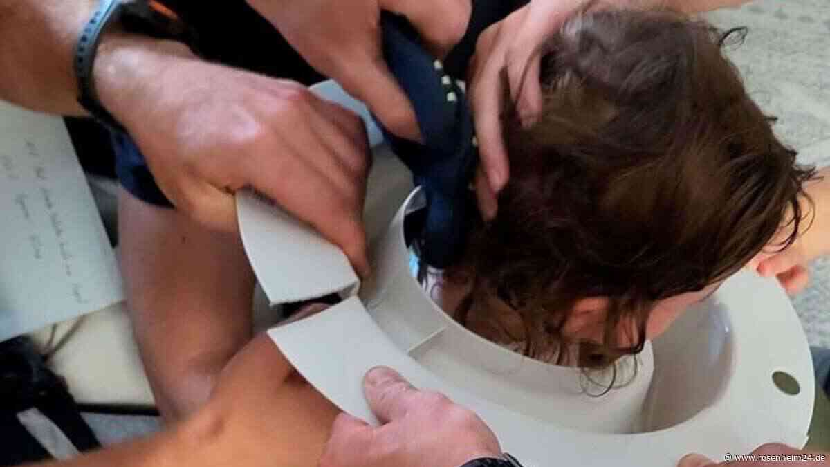 Mädchen (2) bleibt in München mit Kopf in Toilettensitz stecken