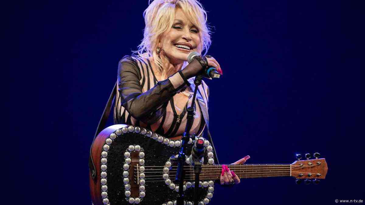 Eine Woche Trauerbeflaggung : Dolly Parton wird in den USA größere Ehre als dem Papst zuteil 