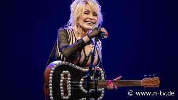 Eine Woche Trauerbeflaggung : Dolly Parton wird in den USA größere Ehre als dem Papst zuteil 