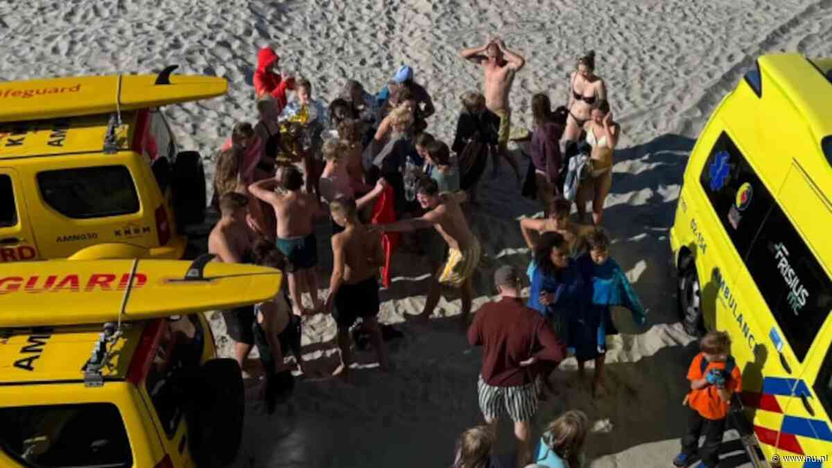16 Duitse kinderen uit zee bij Ameland gered: 'Doodsangsten uitgestaan'