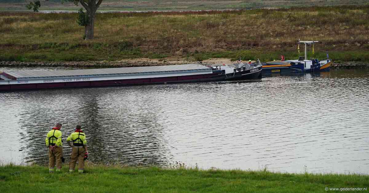 Hulpdiensten rukken uit voor schip dat dreigt te zinken op de Maas bij Lith