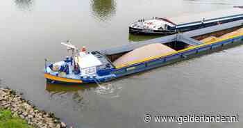 Hulpdiensten rukken uit voor schip dat op de Maas bij Lith dreigt te zinken