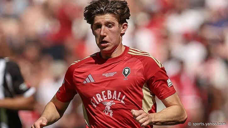 Rotherham sign Salford midfielder Austerfield