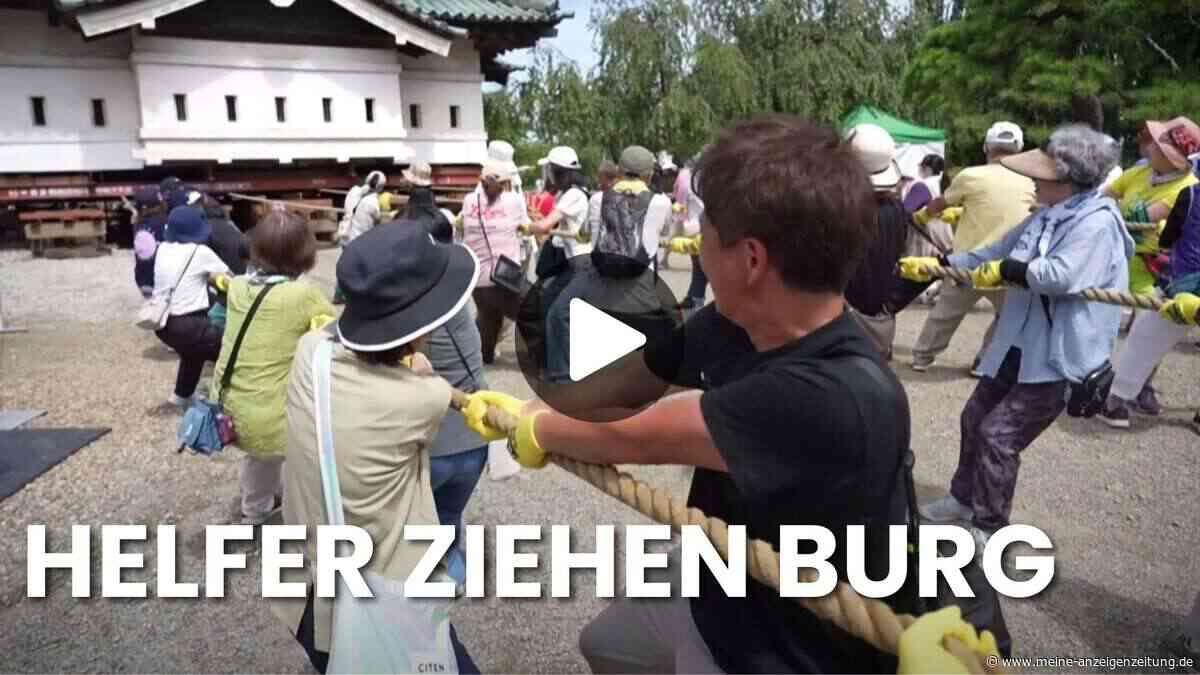Gemeinsames Tauziehen: Japaner bewegen 400 Tonnen schwere Burg per Muskelkraft