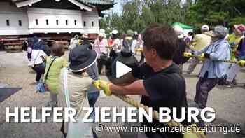 Gemeinsames Tauziehen: Japaner bewegen 400 Tonnen schwere Burg per Muskelkraft