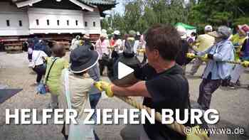 Gemeinsames Tauziehen: Japaner bewegen 400 Tonnen schwere Burg per Muskelkraft