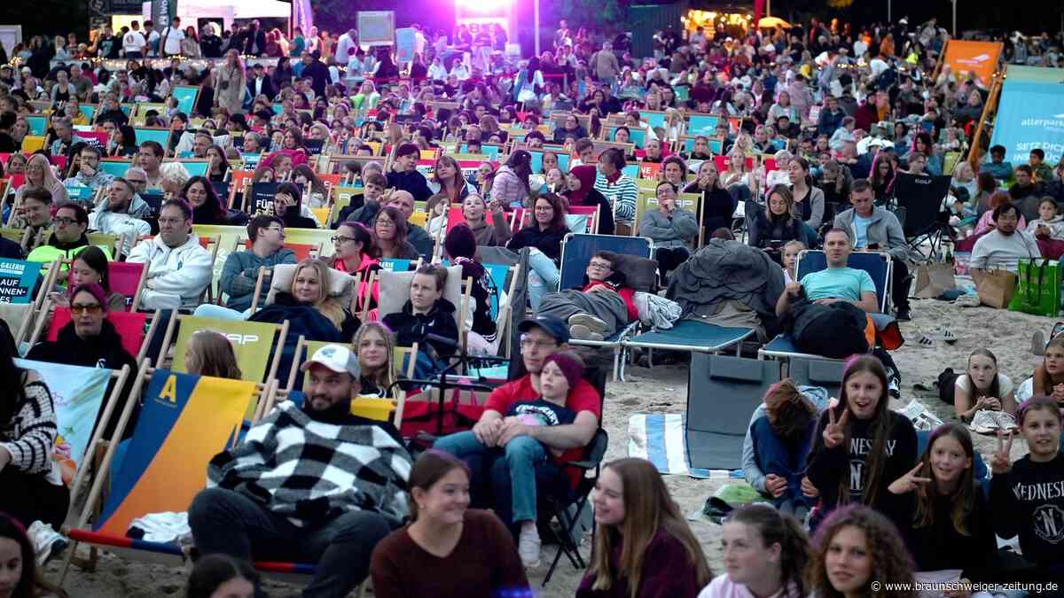 Open-Air-Kino im Sand: Diese Filme werden am Wolfsburger Allersee gezeigt