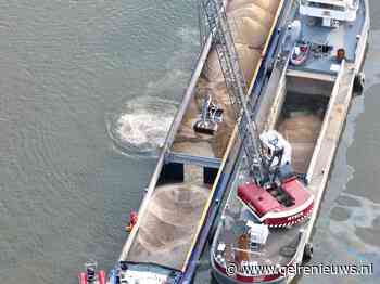Schip in problemen, kraan gooit lading in Maas