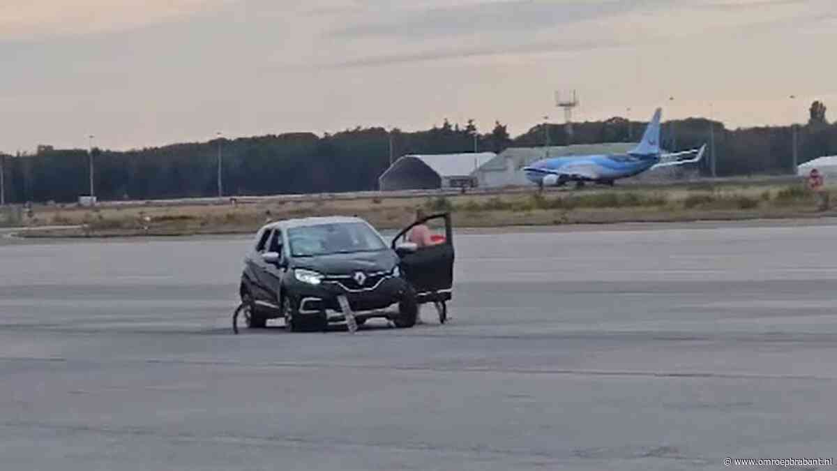 Naakte vrouw rijdt door hek Eindhoven Airport en komt bij vliegtuigen uit