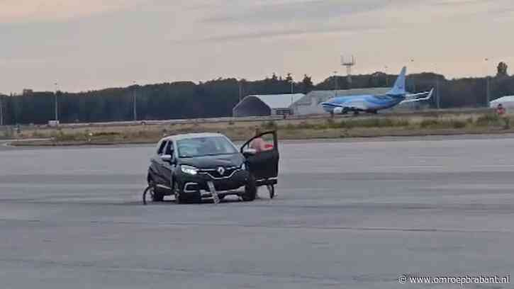 Naakte vrouw rijdt door hek Eindhoven Airport en komt bij vliegtuigen uit