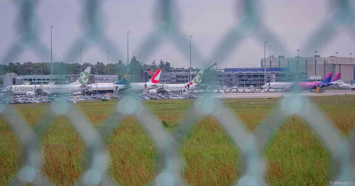 Naakte vrouw rijdt met auto door hek van Eindhoven Airport en botst tegen vliegtuig