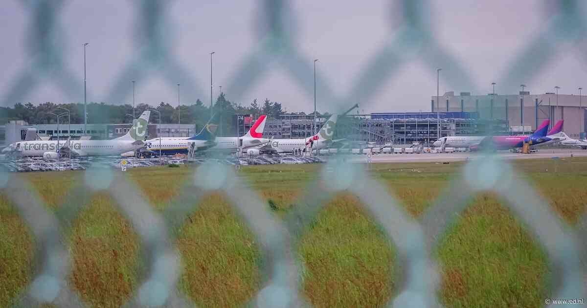 Naakte vrouw rijdt met auto door hek van Eindhoven Airport