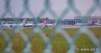 Naakte vrouw rijdt met auto door hek van Eindhoven Airport