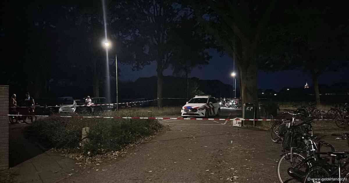 Mogelijk schietpartij op parkeerplaats van voetbalclub: ook ‘mysterieuze witte doos’ gevonden