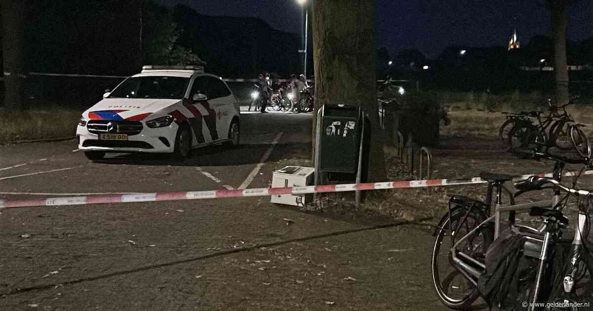 Mogelijk schietpartij op parkeerplaats van voetbalclub: politie vindt ook ‘mysterieuze witte doos’
