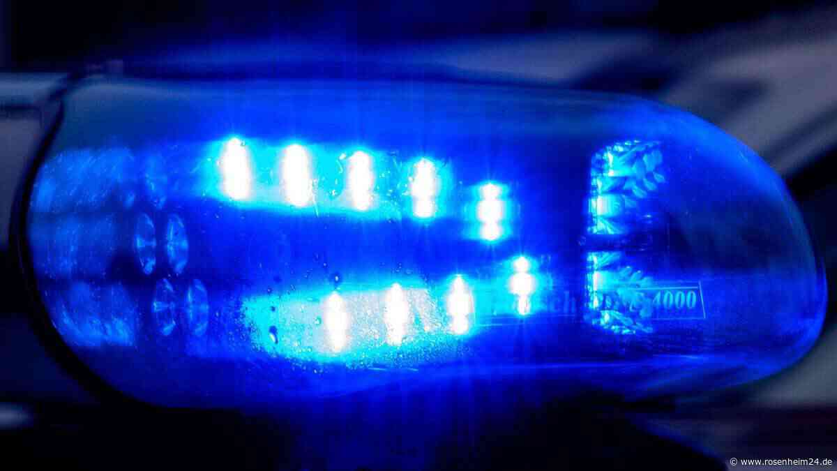 Auto gerät auf B20 bei Ainring auf Gegenfahrbahn und kracht in VW – Zwei Personen schwer verletzt