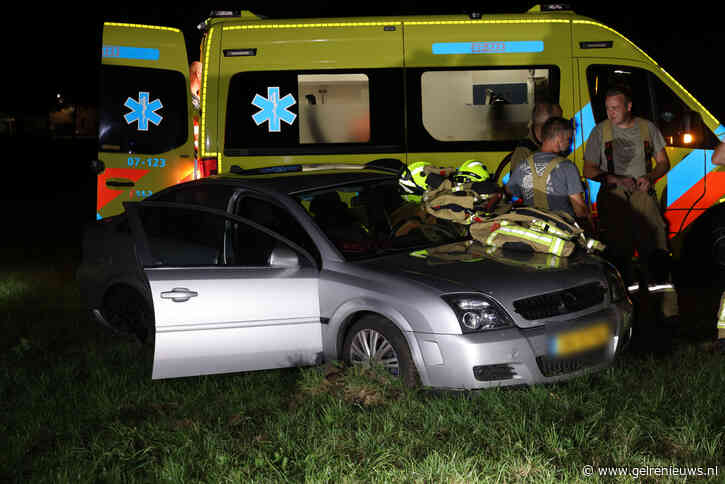 Auto vliegt tweehonderd meter verderop weiland in na harde botsing