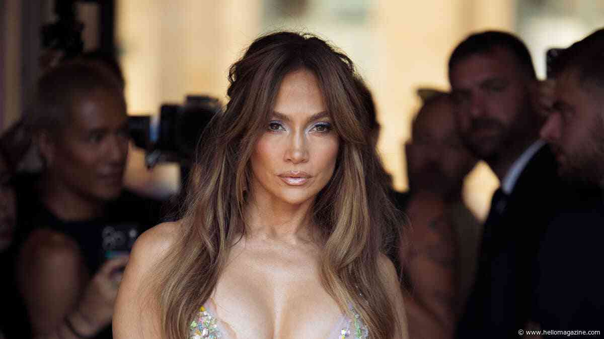 Jennifer Lopez's naked 'office' photo has fans doing a double take