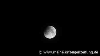 Mondfinsternis heute früh: Jetzt „knabbert“ der Kernschatten der Erde den Mond an