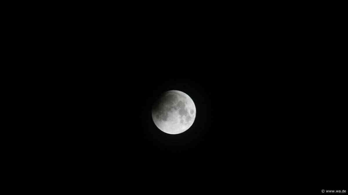 Mondfinsternis heute früh: Jetzt „knabbert“ der Kernschatten der Erde den Mond an