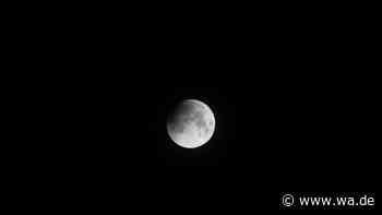 Mondfinsternis heute früh: Jetzt „knabbert“ der Kernschatten der Erde den Mond an