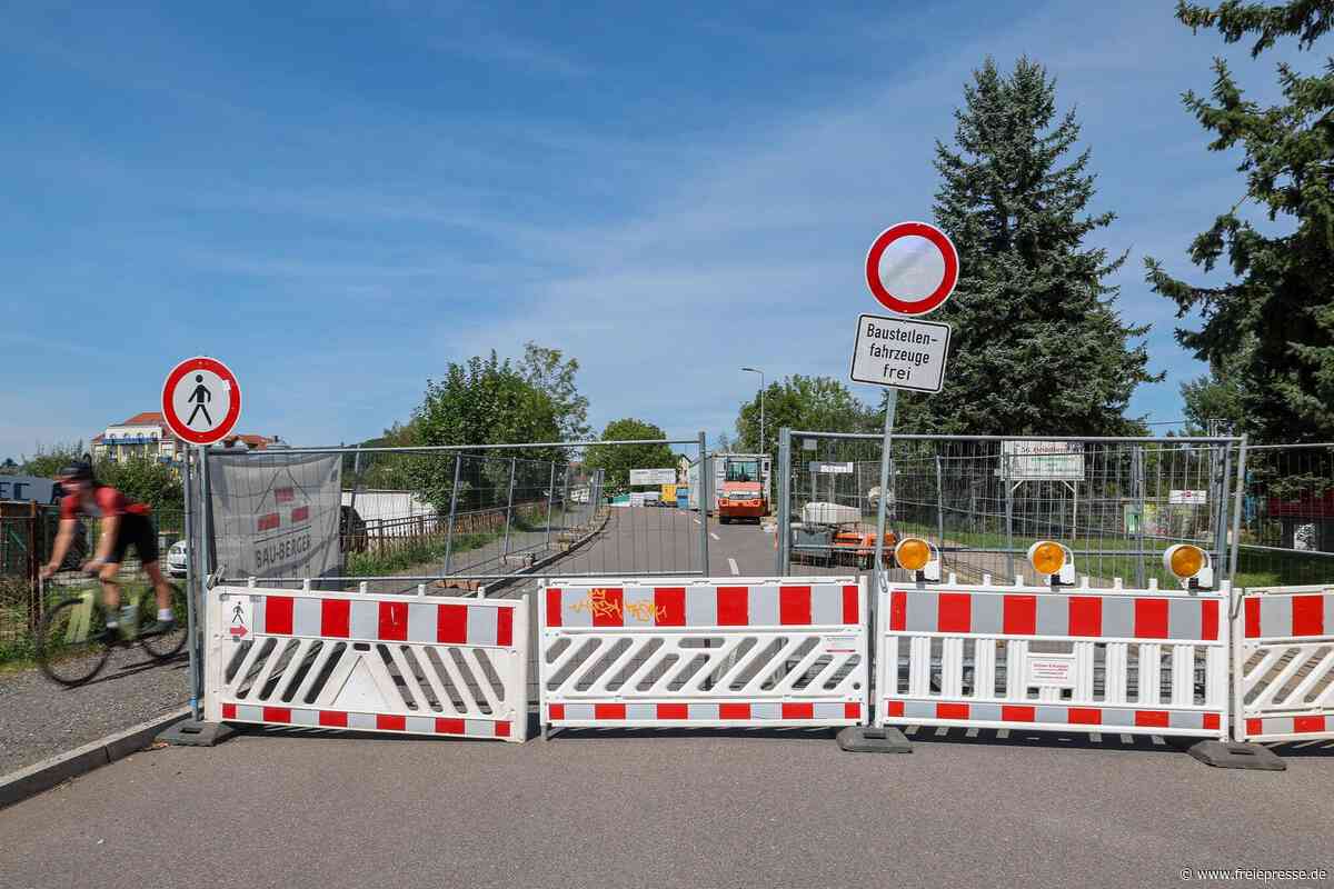 Vollsperrung Wüstenbrand: Warum sieht man seit Tagen keine Bauarbeiter an der Bahnbrücke?