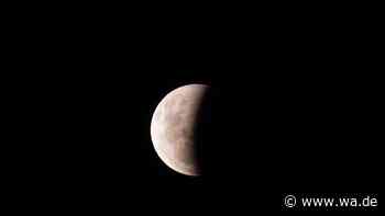 Partielle Mondfinsternis läuft: Kernschatten der Erde hat bereits den halben Mond „verschluckt“
