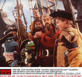 Tim Curry Named an Honorary Muppet, Joins Dolly Parton As 1 of Select Few With the Title