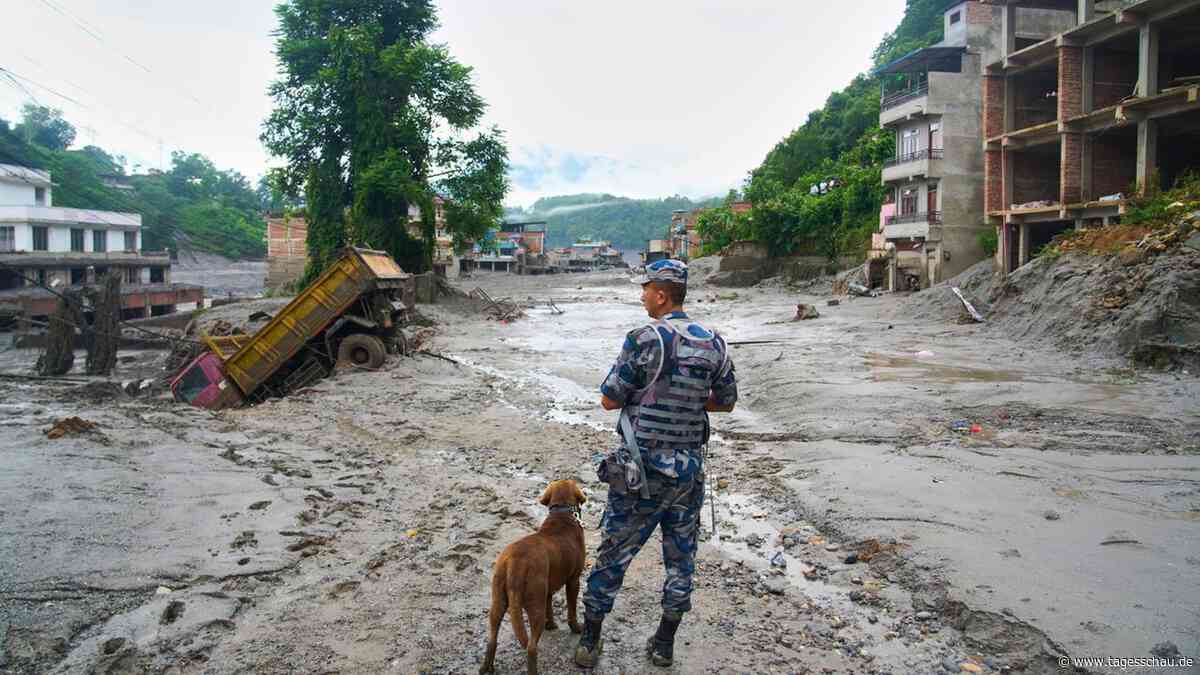 Regenfälle im Flutgebiet - Zahl der Toten in Nepal steigt an