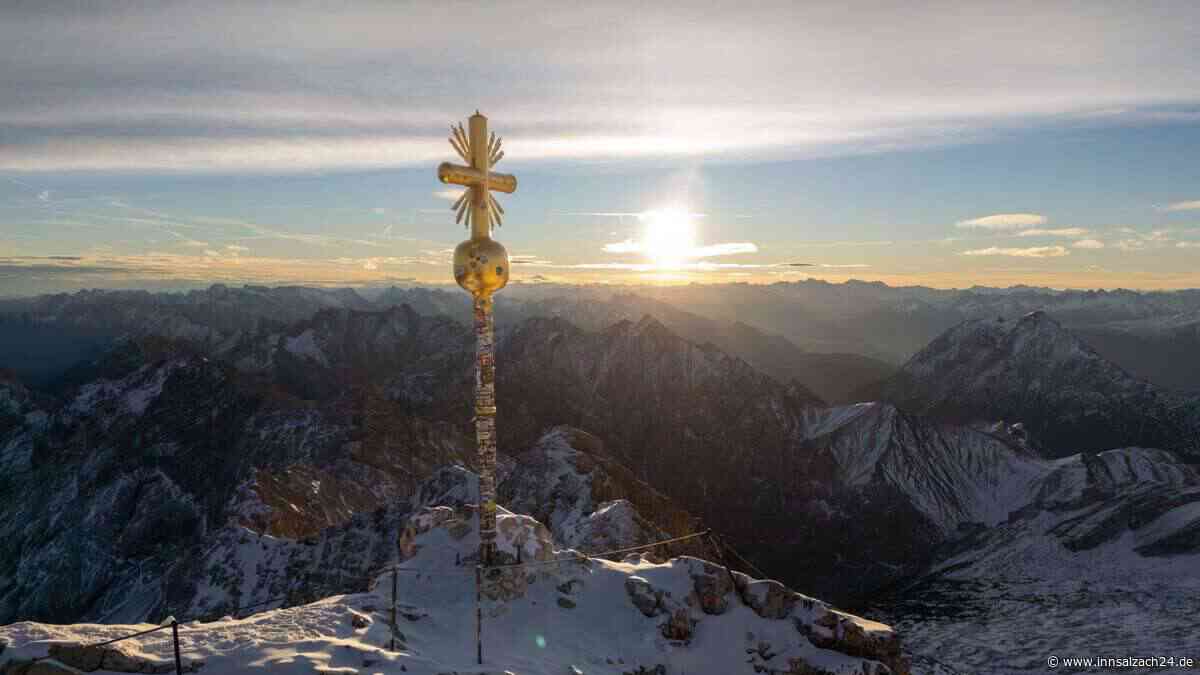 Sticker ans Kreuz der Zugspitze gepappt – Klebe-Sünder melden sich