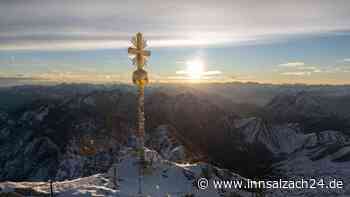 Sticker ans Kreuz der Zugspitze gepappt – Klebe-Sünder melden sich