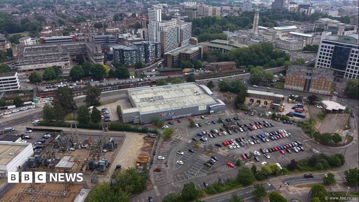 Demolition plans submitted for old Toys R Us site