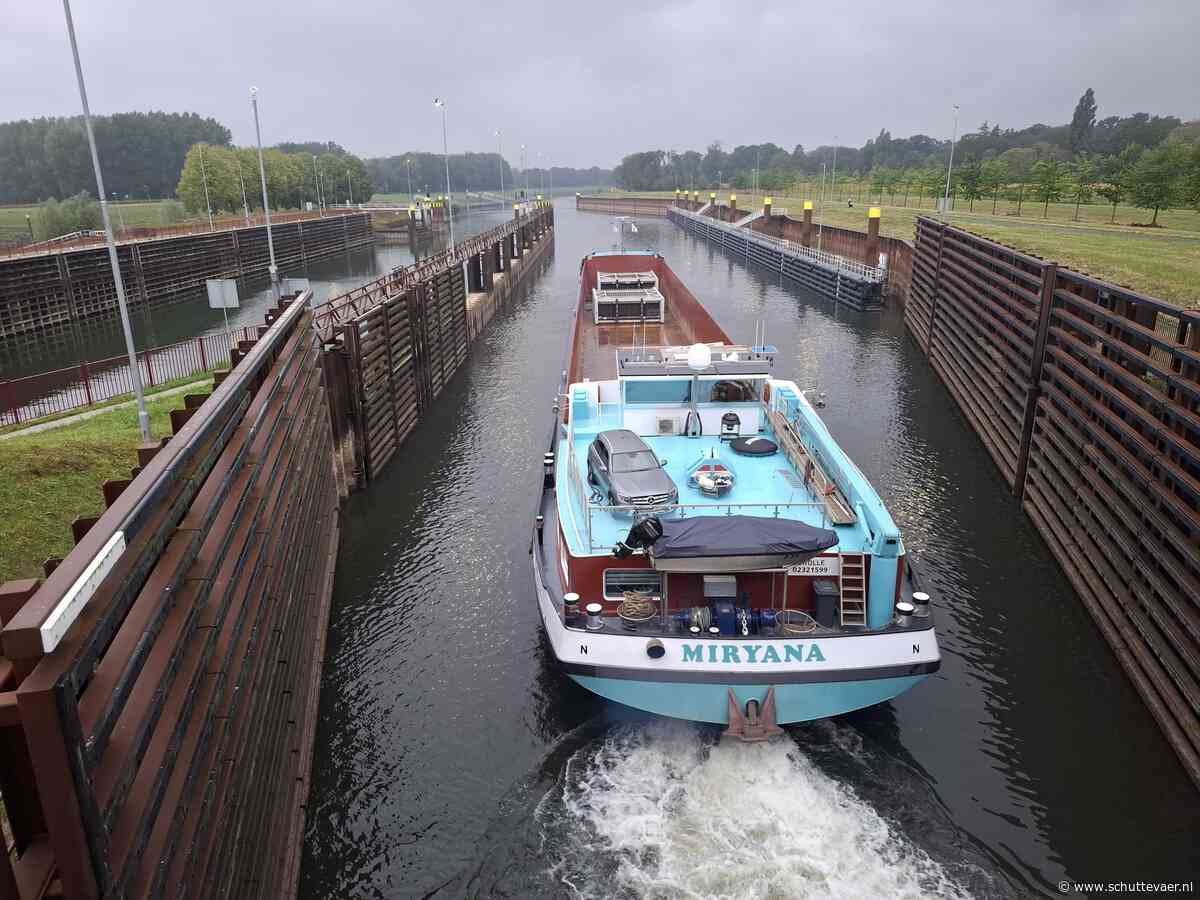 Ms Miryana vaart als eerste schip door Sluis Eefde bij proefschutting Rijkswaterstaat