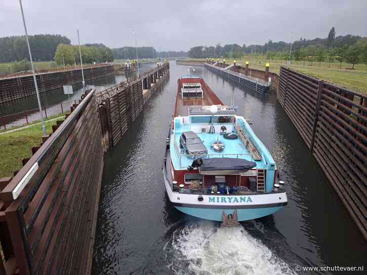 Ms Miryana vaart als eerste schip door Sluis Eefde bij proefschutting Rijkswaterstaat