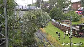 Zugverkehr zwischen Unna und Soest gestört: Baum stürzte auf Oberleitung