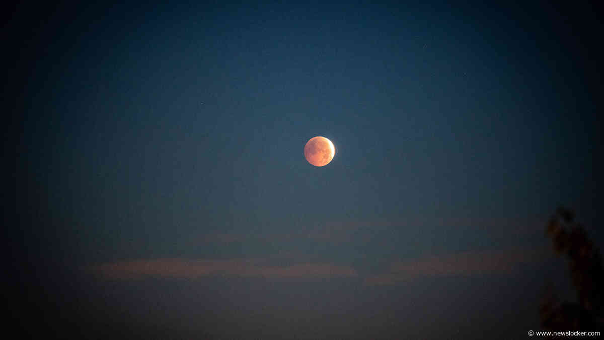 Oranje gloed aan de hemel: maansverduistering levert prachtige beelden op