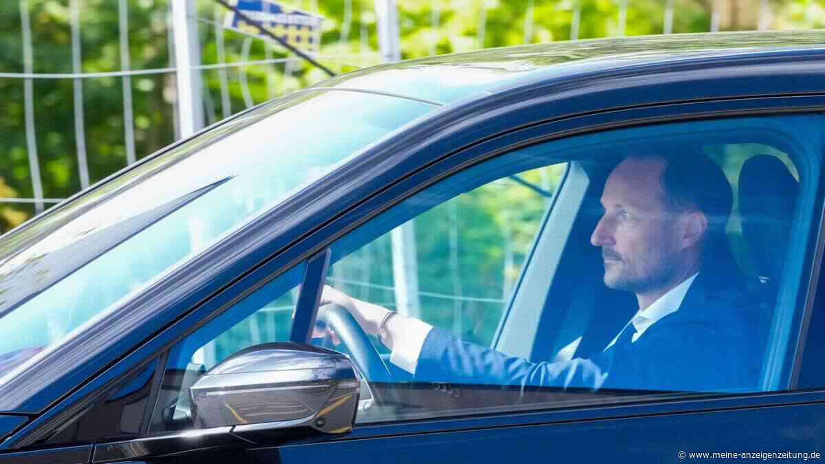 König Haralds Familie in Sorge: Haakon blieb offenbar über Nacht an seiner Seite